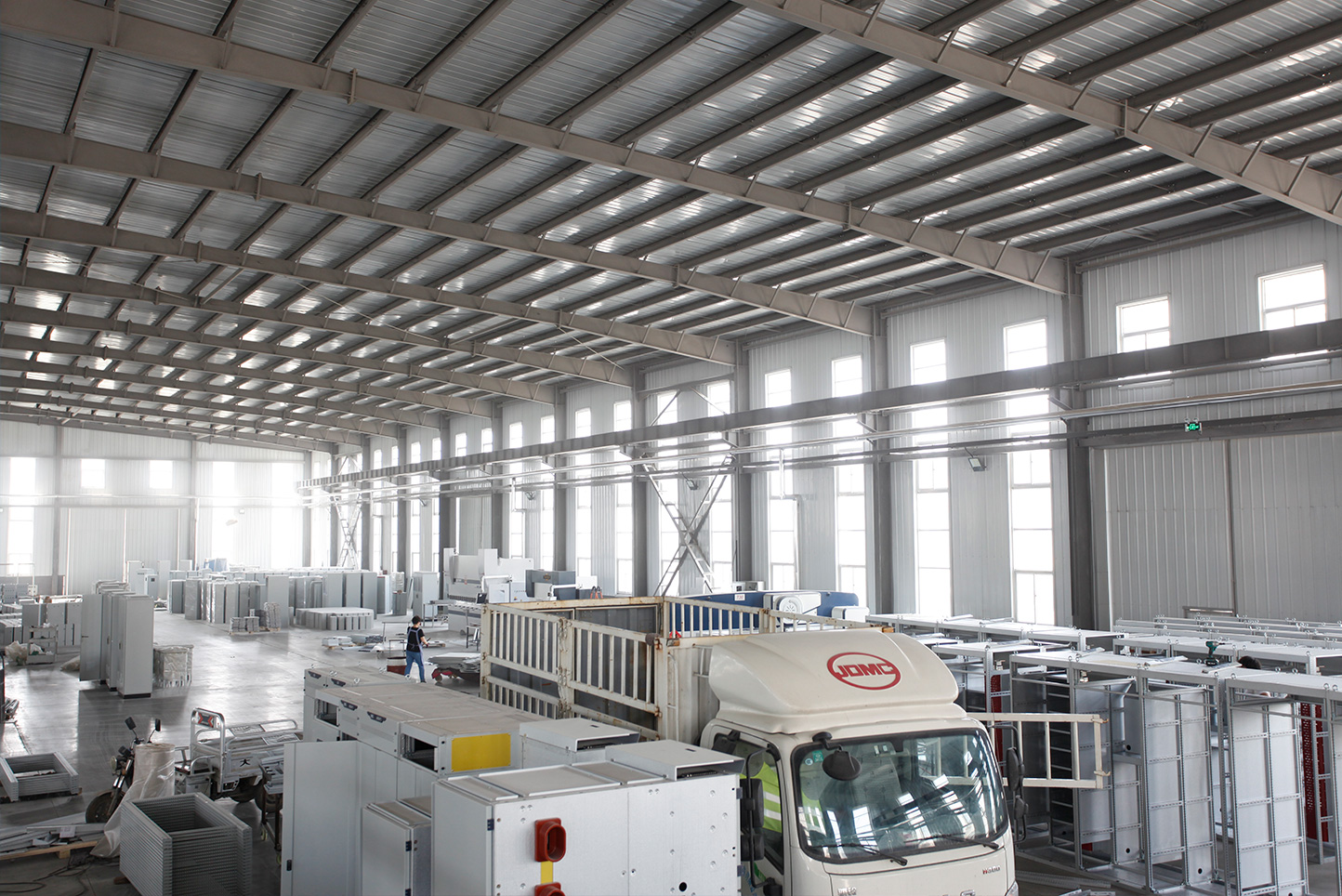 山东利菲电气设备有限公司专业致力于工业自动化控制领域的工程设计、技术服务和工业自动化产品销售等业务，并为各领域工业企业的电气自动化发展提供咨询、设计、供应、编程、调试等全方位服务。